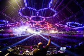 esta imagen es un ejemplo de los eventos de electronica claro esta que estos eventos se indentifican con grandes luces de colores y pues en si la mayoria de las canciones no tienen letra y si tienen dicen minimas cosas